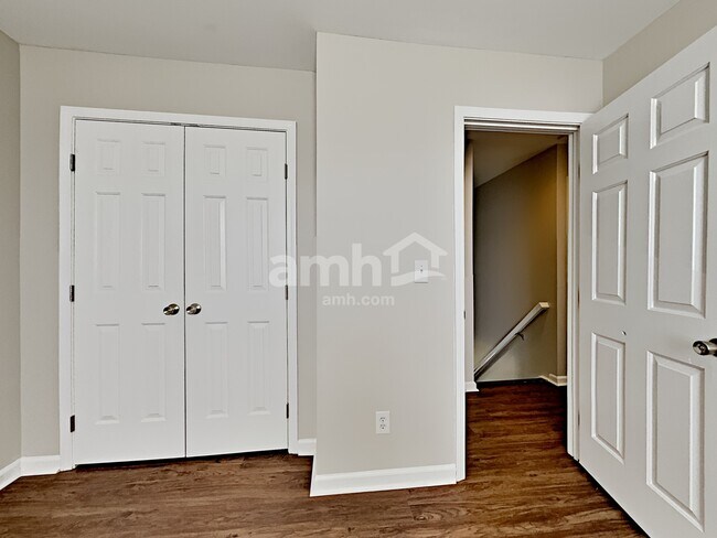 Building Photo - 113 Barrington Dr