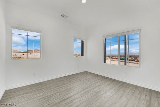 Building Photo - 600 N Carriage Hill Dr