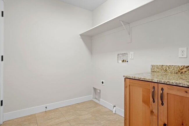 Building Photo - Spacious 3 Bed 3.5 Bath Townhome in Murray...