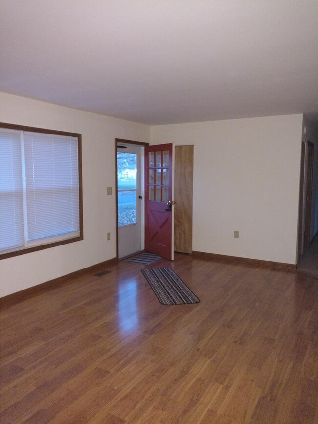 Building Photo - 557 Eagle Dr