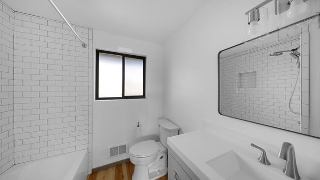 Building Photo - 3 Bed 1 Bath - Remodeled - Pet per Approva...