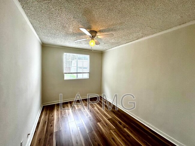 Building Photo - 612-614 N Poinsettia Pl