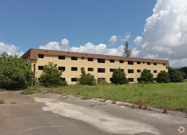 Primary Photo - Royal Lake Apartments