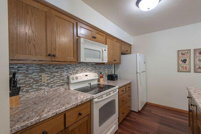 Building Photo - 1702 Forest Ridge Rd