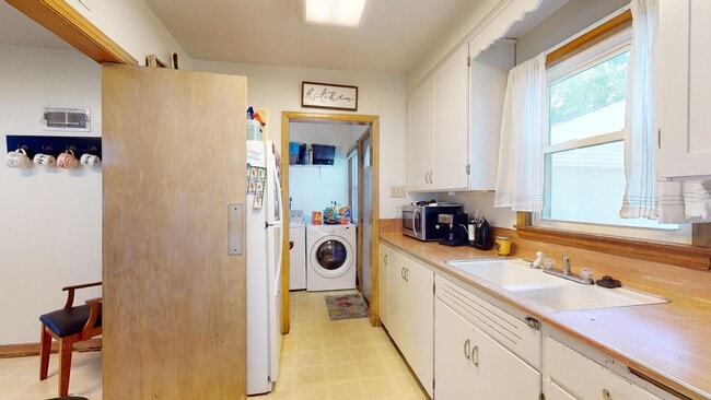 Building Photo - Home w/Yard & Garage