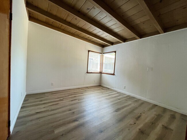 Building Photo - Completely Renovated Jem just north of Ven...
