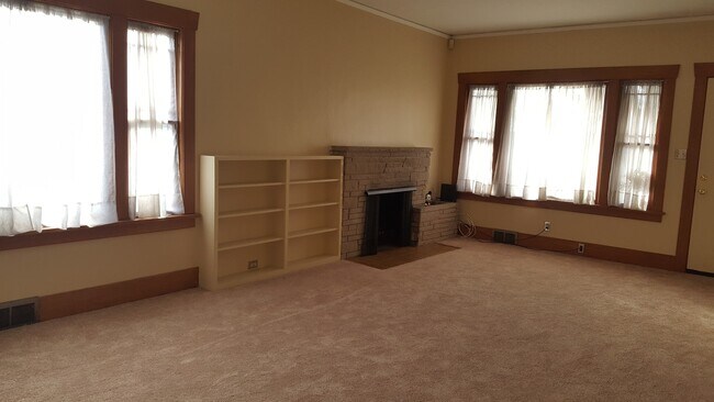 Building Photo - AUBURN - DOWNTOWN 2 BEDROOM CRAFTSMAN RAMBLER w/full basement