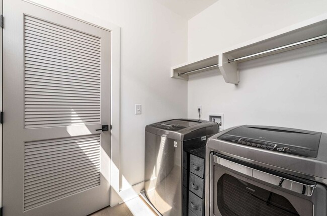 Building Photo - Prestine & Partially Furnished North Nashv...