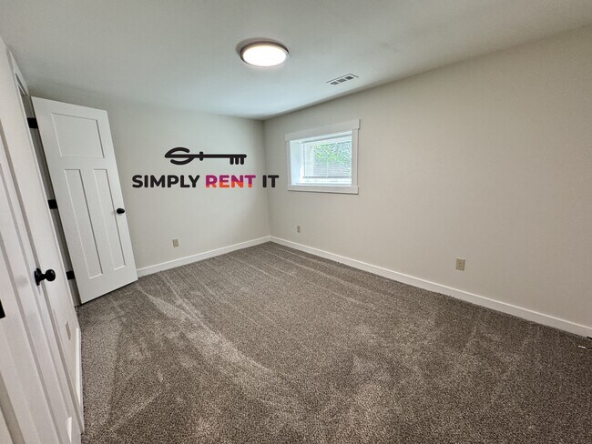 Building Photo - Renovated 2 Bedroom, 2 Bathroom on Campus! Available Now!
