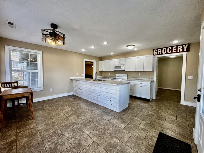 Building Photo - 302 Bluebird Ct