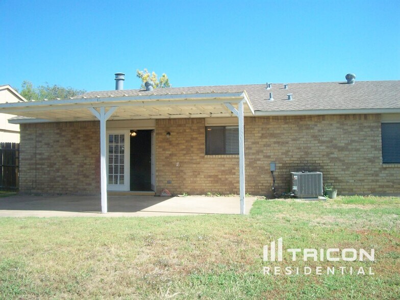 Building Photo - 9215 Sophora Dr