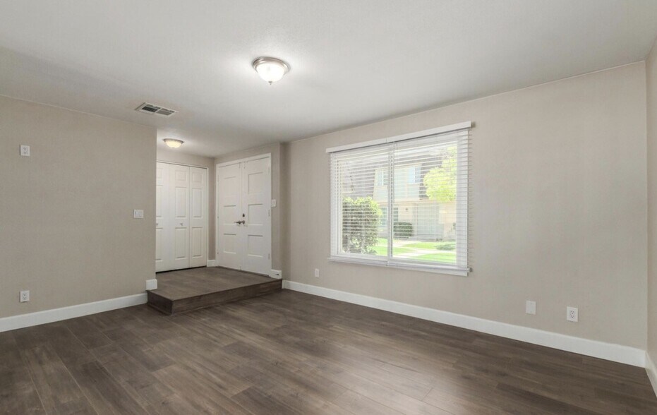 Building Photo - 1623 E Malibu Dr