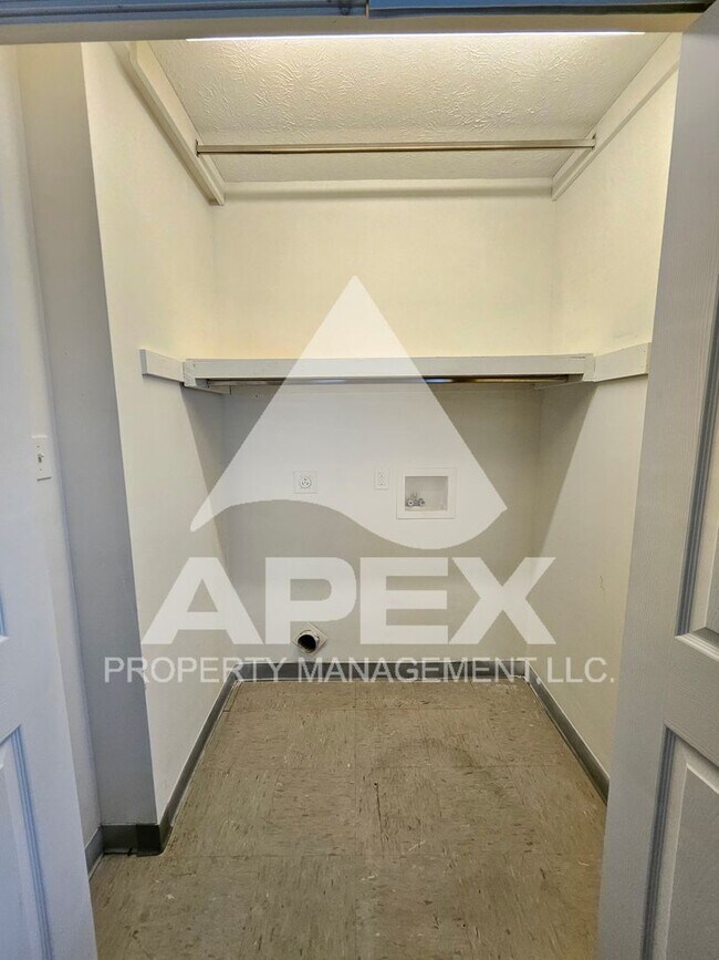 Building Photo - Spacious Top Floor 1 Bd - 1Ba Apartment in Fountain City!