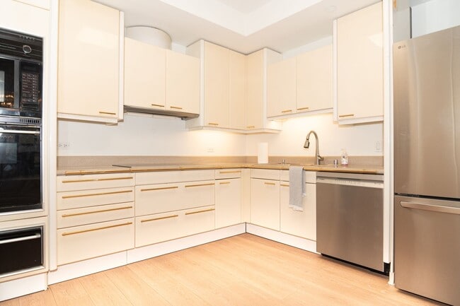 Building Photo - Spacious Condo in the Heart of Honolulu