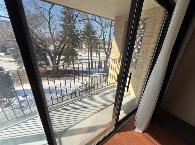 Building Photo - Spacious 2 bedroom, 1 bathroom condo apartment on third floor