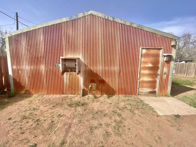 Building Photo - 3 bed 1 bath newly updated now available