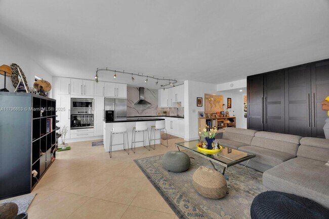Building Photo - 1600 S Bayshore Ln