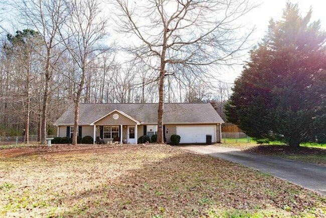 Primary Photo - 3 Bedroom 2 bath 2 Car-Garage in Senoia, GA