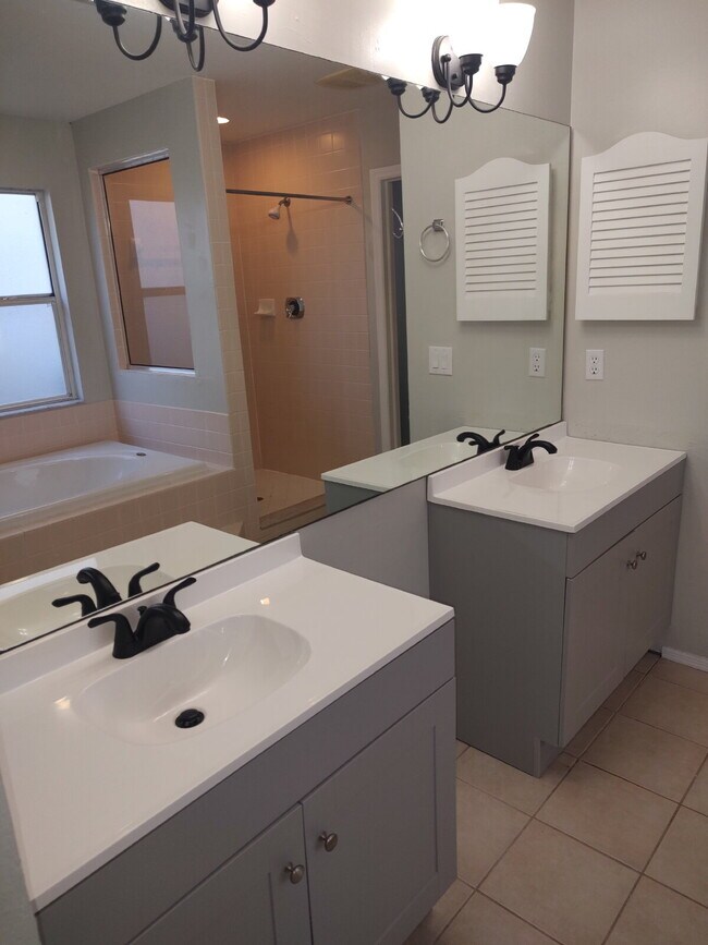 Building Photo - "Spacious 1732 Sq Ft 3-Bed, 2 Baths, in Tarpon Springs!"