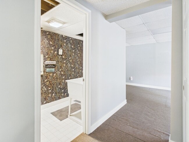 Building Photo - 6118 Walnut Landing Way