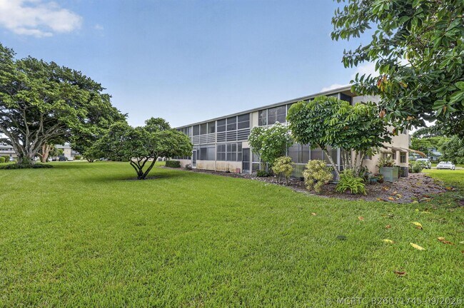 Building Photo - 210 Canterbury J
