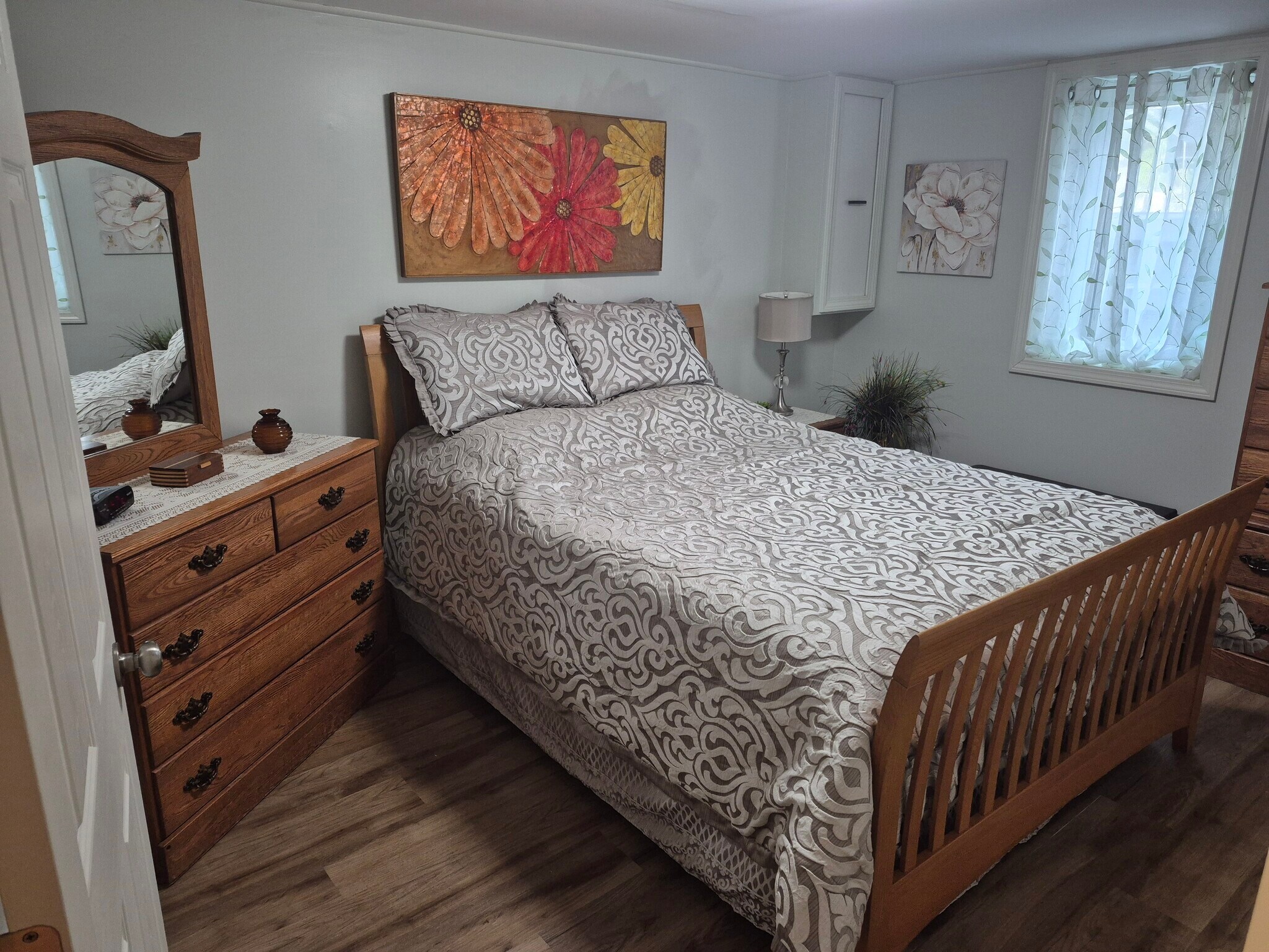 Queen bed, bureau and chest of drawers - 65 Princeton Ave