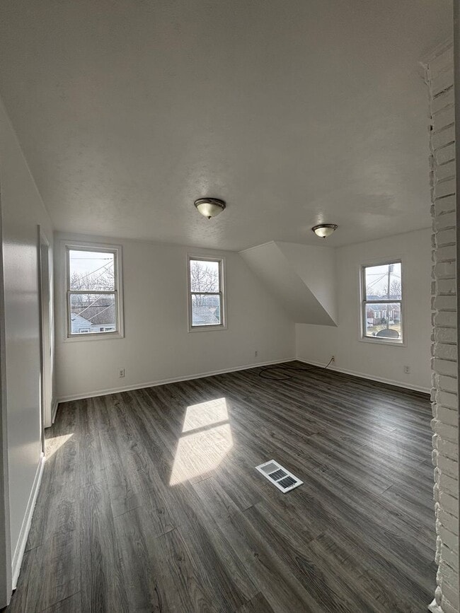 Building Photo - Newly Updated 3 Bedroom Single Family Home