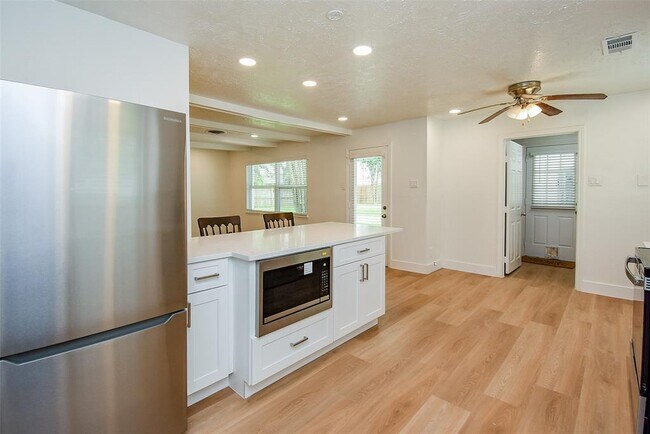 Building Photo - 4947 Cheena Dr