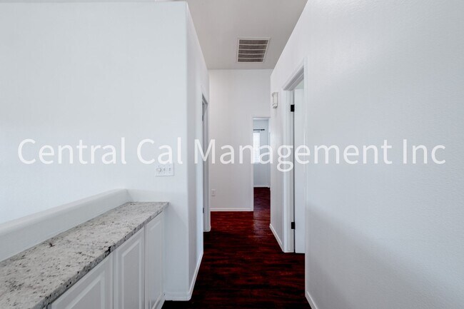 Building Photo - 4 Bedroom/2 Bath Home in Desired Riverlakes Community - $2395 per month!