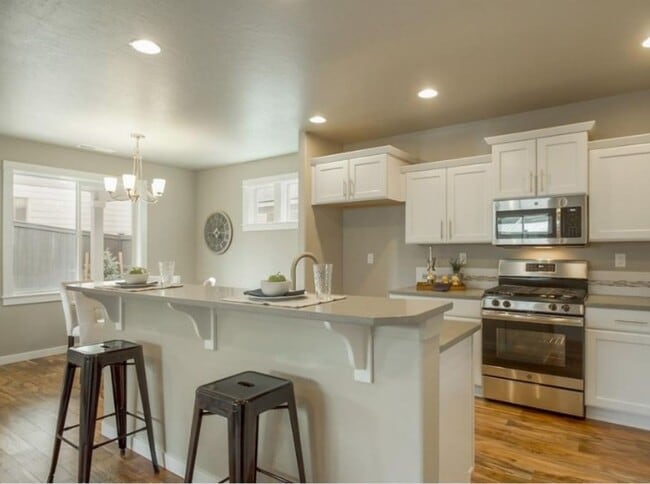 Building Photo - 3 Bedroom 2.5 Bath Charming Redmond Home