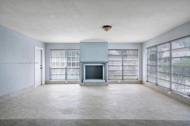 Building Photo - 1060 NE 166th St