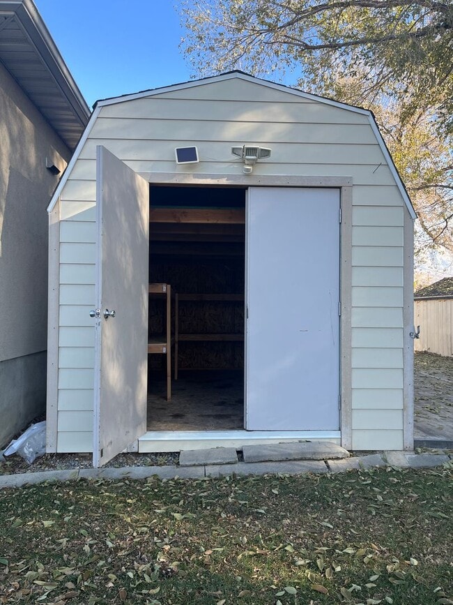 Building Photo - 2 bed 1 bath basement apartment