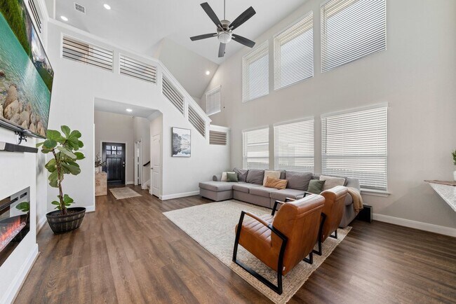 Building Photo - Spacious 4-Bed Oasis with Pool Access & Modern Upgrades in New Braunfels