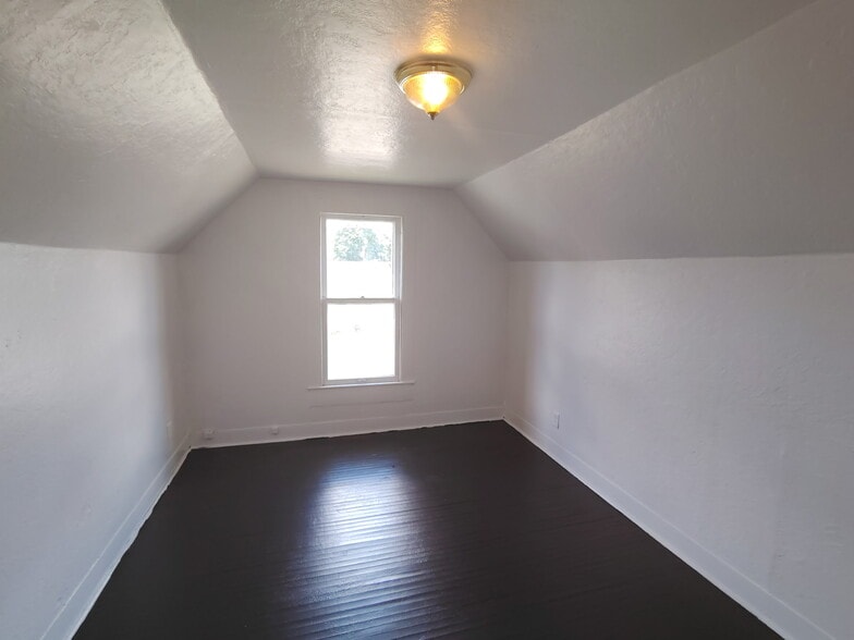 Building Photo - 1213 W 3rd St