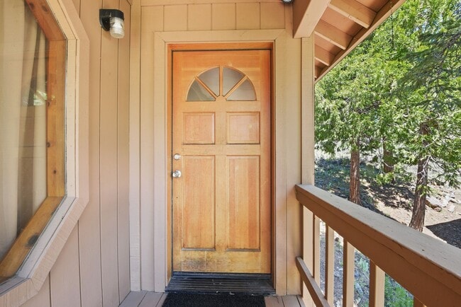 Building Photo - Cozy Armstrong Tract Long Term Furnished L...