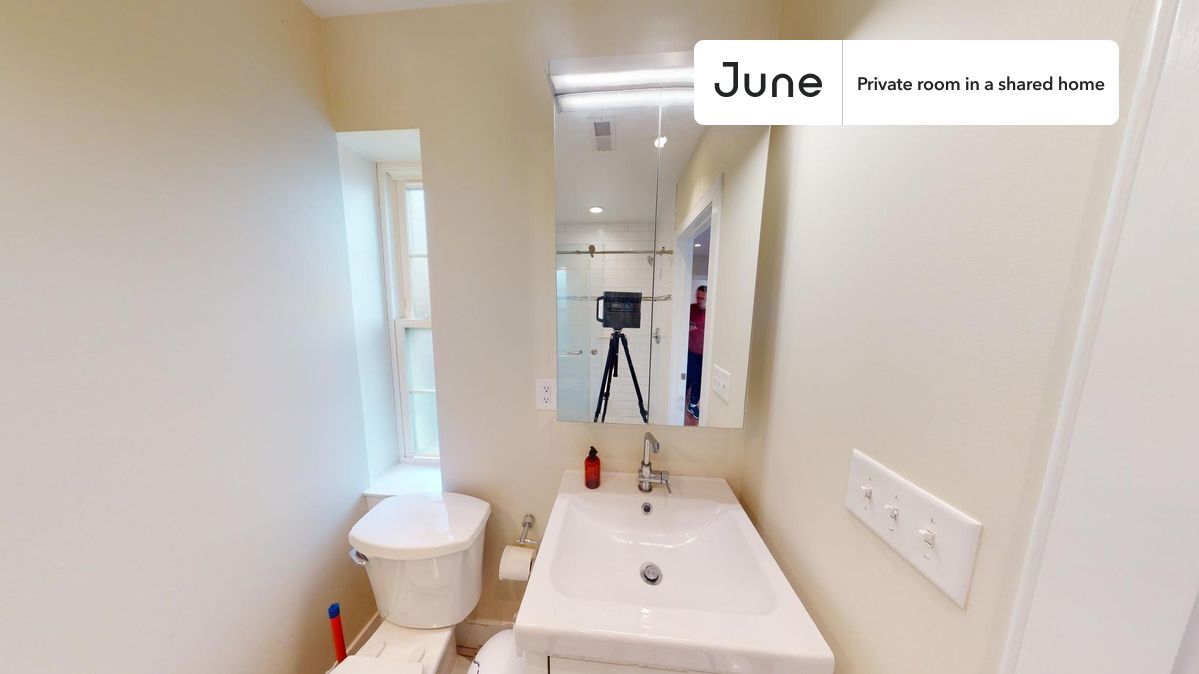 Building Photo - Room in Shared 3 bed/3 bath home