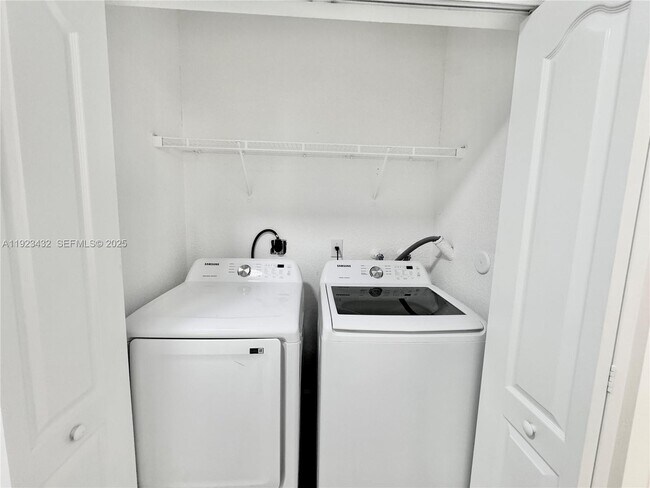 Building Photo - 120 Jacaranda Country Club Dr