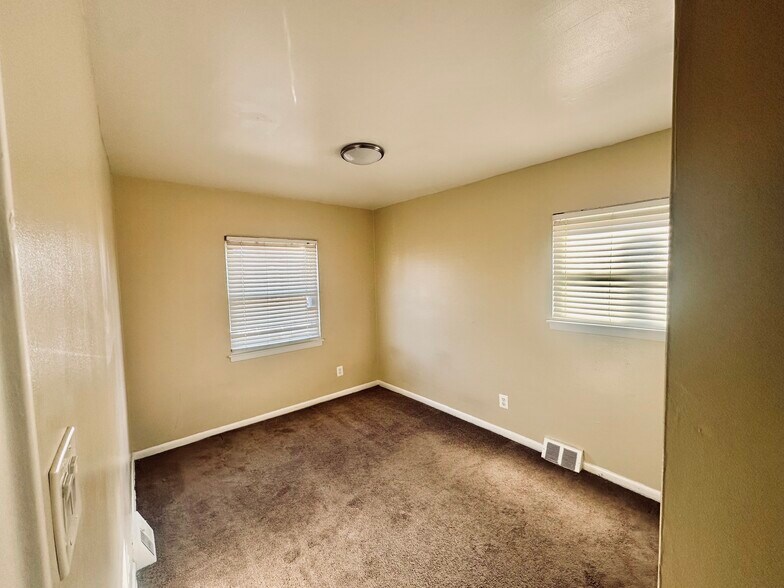 Bedroom_002 - 8708 Hargrave St