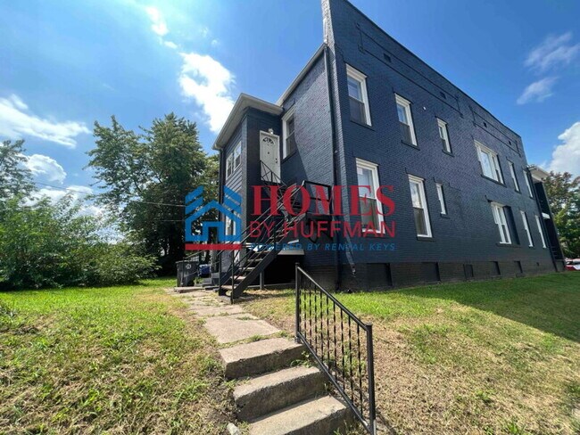 Building Photo - One Bedroom Apartment | Upstairs