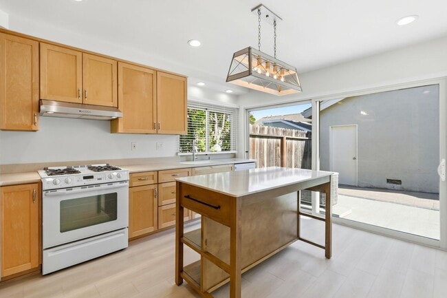 Building Photo - Updated Townhome in Lake Santa Clara HOA