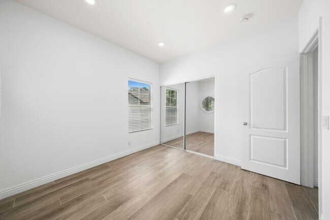 Building Photo - Upgraded 2-Bedroom in Gated Summit Community