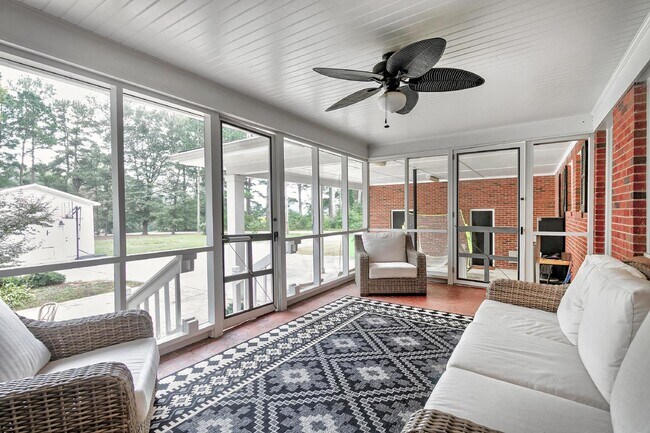 Building Photo - 121 S Main St