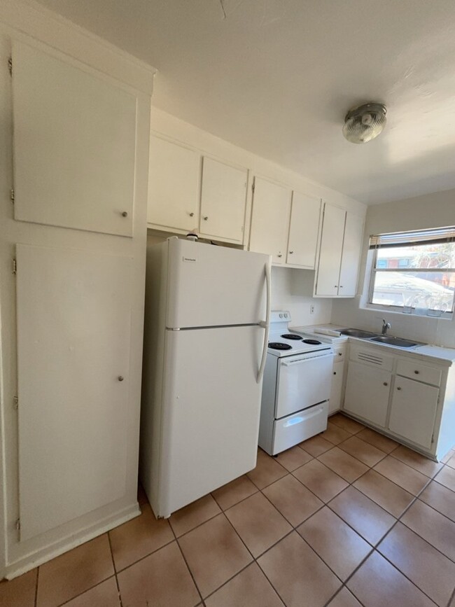 Building Photo - FOR RENT: 1 BEDROOM 1BATH SPACIOUS IN SPRI...