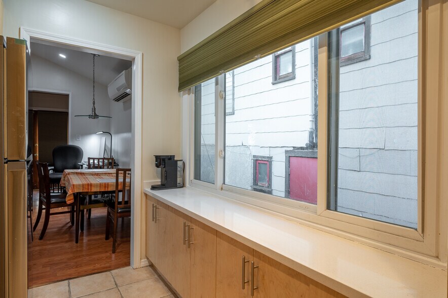 Building Photo - 1522 Sanborn Ave