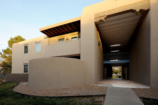Building Photo - Gorgeous Ground Level Condo in desirable c...