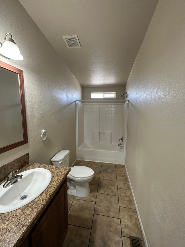 Building Photo - 3 Bed 2 Bath Duplex