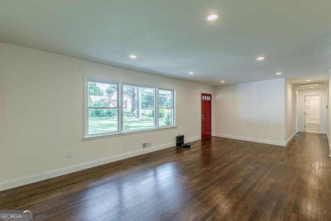 Building Photo - 427 Peyton Rd SW