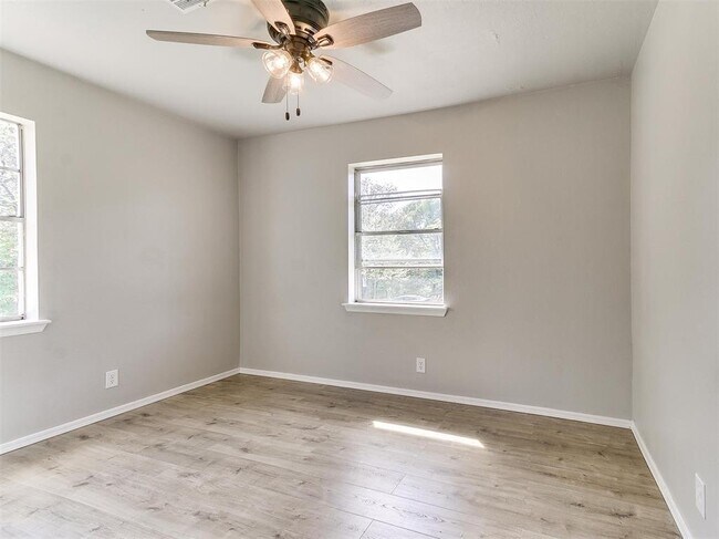 Building Photo - 502 N Oak St