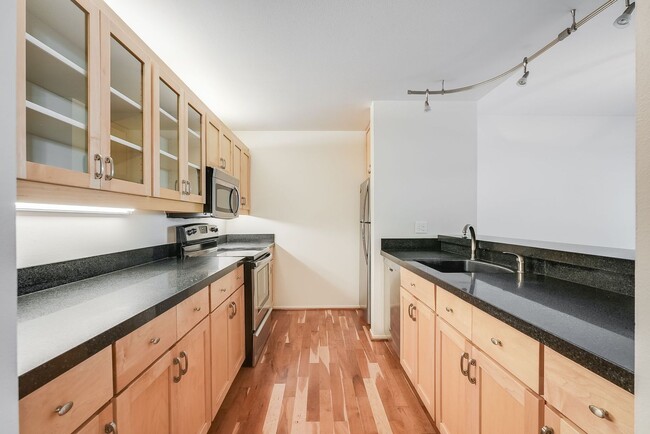 Building Photo - 2 Bed 2 Bath RiverPlace Waterfront Condo!
