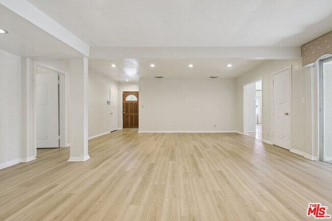 Building Photo - 5667 Heatherdale Dr